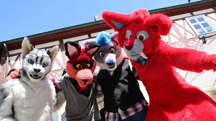 Trotz tropischer Temperaturen im Fell: Diese vier Comicfiguren waren beim Kinderfest in Bad Staffelstein ein beliebtes Fotomotiv. Ob sie in ihren Monturen schwitzten: Und ob! Aber die gute Laune ließen sie sich von der Hitze nicht nehmen.Matthias Einwag