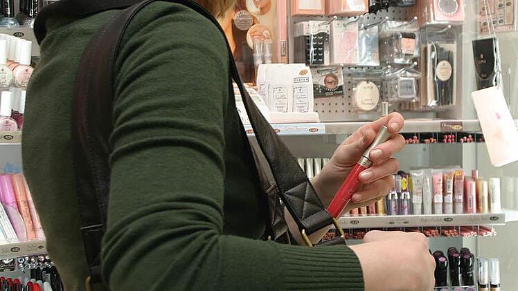 Gleich zweimal machte eine Frau in einer Kulmbacher Apotheke lange Finger. Symbolfoto: Archiv