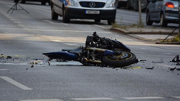 Ein Motorradfahrer starb am Freitagabend bei einem Unfall in Gro&szlig;ostheim. Symbolfoto: fsHH/Pixabay.com
