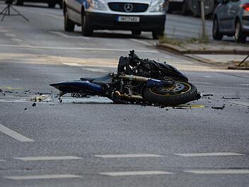Ein Motorradfahrer starb am Freitagabend bei einem Unfall in Großostheim. Symbolfoto: fsHH/Pixabay.com
