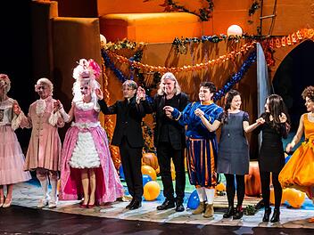 "Die Prinzessin auf dem Kürbis": Reichlich Applaus gab es bei der Uraufführung der Kinderoper von Roland Fister am Landestheater Coburg.Foto: Jochen Berger