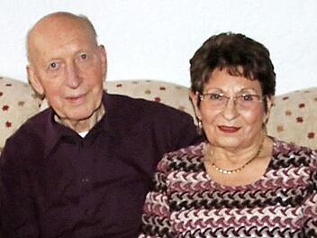 Seit sechs Jahrzehnten gehen Anneliese und Johann Zapf aus Rentweinsdorf ihren Lebensweg gemeinsam und sind mit ihrem bisherigen Lebensweg zufrieden.  Foto: Helmut Will