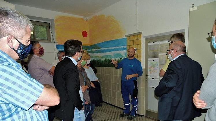 Hans Schockel (Mitte) veranschaulicht dem Haupt- und  Finanzausschuss die Funktion des Hochbehälters.