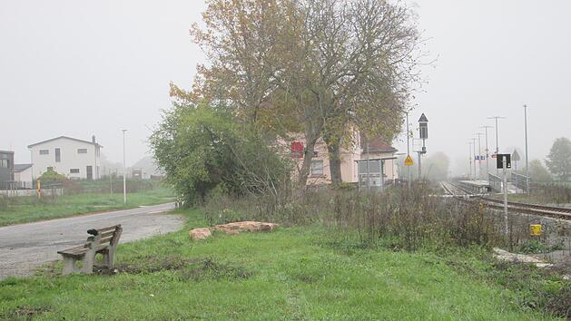 Bislang ist das Bahnhofsgel&auml;nde von Elfershausen noch ein mit Unkraut &uuml;berwucherter Streifen. Doch nun will die Gemeinde am Bahnhof N&auml;gel mit K&ouml;pfen machen. Nicht nur die Einheimischen, auch Touristen d&uuml;rfen sich k&uuml;nftig &uuml;ber eine angenehme Umgebu...