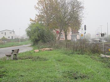 Bislang ist das Bahnhofsgelände von Elfershausen noch ein mit Unkraut überwucherter Streifen. Doch nun will die Gemeinde am Bahnhof Nägel mit Köpfen machen. Nicht nur die Einheimischen, auch Touristen dürfen sich künftig über eine angenehme Umgebu...
