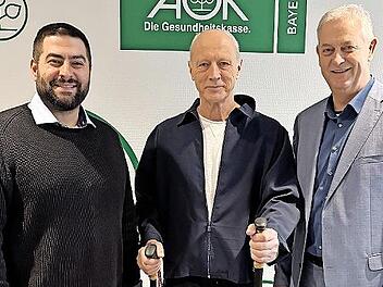 Unser Bild zeigt (von links) Aliemre Toprak (Teamleiter), Johannes Kiep und Direktor Frank D&uuml;nisch.