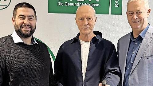 Unser Bild zeigt (von links) Aliemre Toprak (Teamleiter), Johannes Kiep und Direktor Frank D&uuml;nisch.