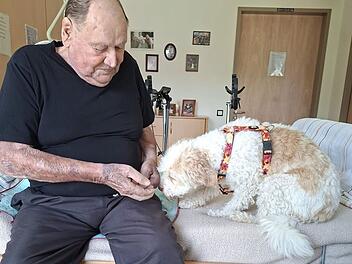 H&uuml;ndin Frieda stattet Senioren und Seniorinnen Besuch ab.