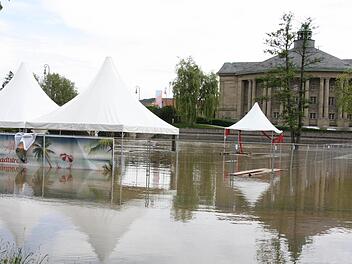"Land unter" am "Stadtstrand" an der Ludwigsbrücke.  Foto: Edgar Bartl