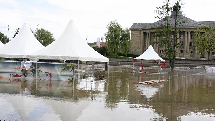 "Land unter" am "Stadtstrand" an der Ludwigsbrücke.  Foto: Edgar Bartl