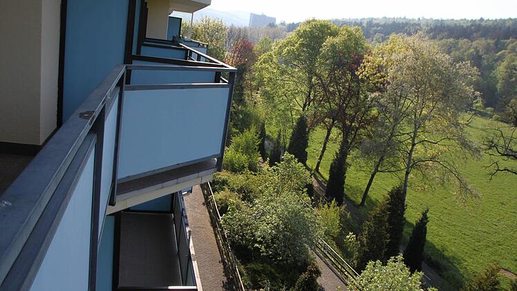 Von den oberen Etagen erstreckt sich der Blick übers Sinntal. Die meisten Zimmer haben einen Balkon. Fotos: Ulrike Müller