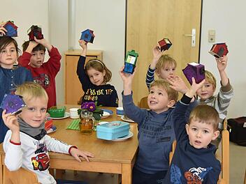 Die Kinder der Kindertagesstätte in Weitramsdorf haben Sparhäuschen bemalt, die an die Eltern und in der Gemeinde verteilt werden. Damit soll ein Teil des Kinderrestaurants finanziert werden. Foto: Gabi Arnold