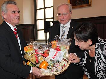 Heinz Köhler bekam zum Jubiläum viele Geschenke. Der stellvertretende Vorsitzende der FWO, Landrat Oswald Marr überreichte Heinz Köhler (Mitte) und seiner Ehefrau Elfriede einene Geschenkkorb mit nahrhaftem Inhalt.  Foto: Veronika Schadeck.