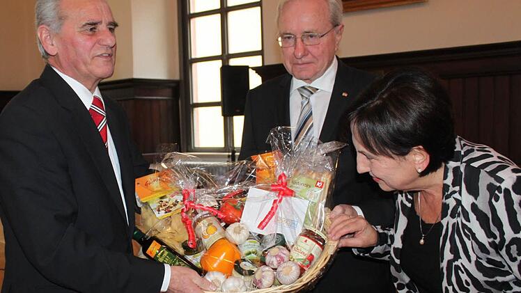 Heinz Köhler bekam zum Jubiläum viele Geschenke. Der stellvertretende Vorsitzende der FWO, Landrat Oswald Marr überreichte Heinz Köhler (Mitte) und seiner Ehefrau Elfriede einene Geschenkkorb mit nahrhaftem Inhalt.  Foto: Veronika Schadeck.