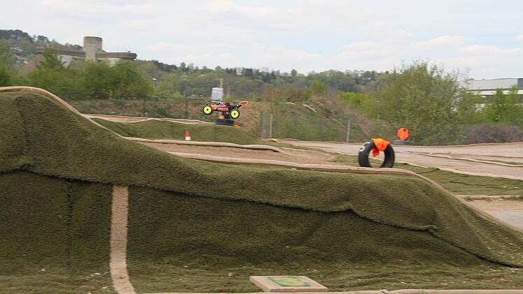 Na also, sogar zum Fliegen brachte Pröschold das orange Auto, das es auf bis zu siebzig Stundenkilometer bringt