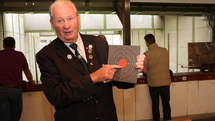 Einer der es besser kann: Dieter Gläßel war schon Bundesschützenmeister. Jetzt steht er als Aufpasser am Stand. Foto: Barbara Herbst