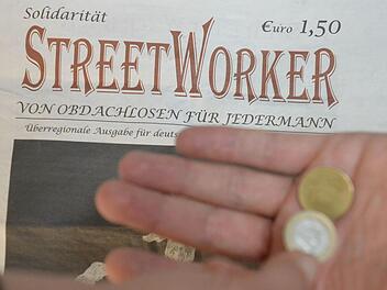 Eine gute Tat für 1,50 Euro? Bei der Zeitung "Streetworker" steckt vermutlich kriminelle Energie dahinter.  Foto: Ronald Rinklef