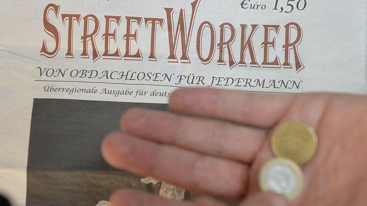 Eine gute Tat für 1,50 Euro? Bei der Zeitung "Streetworker" steckt vermutlich kriminelle Energie dahinter.  Foto: Ronald Rinklef