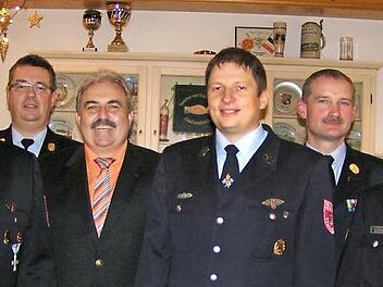 Der neue Kommandant Michael Henkel, Kreisbrandinspektor Wolfgang Wunner, Dienstherr Bürgermeister Gerhard Amon, Zweiter Kommandant Markus Friedel, Kreisbrandrat Oliver Flake und Kreisbrandmeister Michael Wölker.  Foto: Heidi Amon
