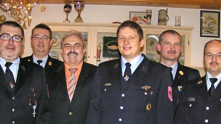 Der neue Kommandant Michael Henkel, Kreisbrandinspektor Wolfgang Wunner, Dienstherr Bürgermeister Gerhard Amon, Zweiter Kommandant Markus Friedel, Kreisbrandrat Oliver Flake und Kreisbrandmeister Michael Wölker.  Foto: Heidi Amon