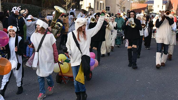 Untertheres präsentierte sich als ein "tierisch verrückter Haufen, wo alle Vereine zusammenlaufen". Mit dabei: der Schützenverein Hubertus, die Sportvereinigung und der Musikverein. Foto: Ulrike Langer