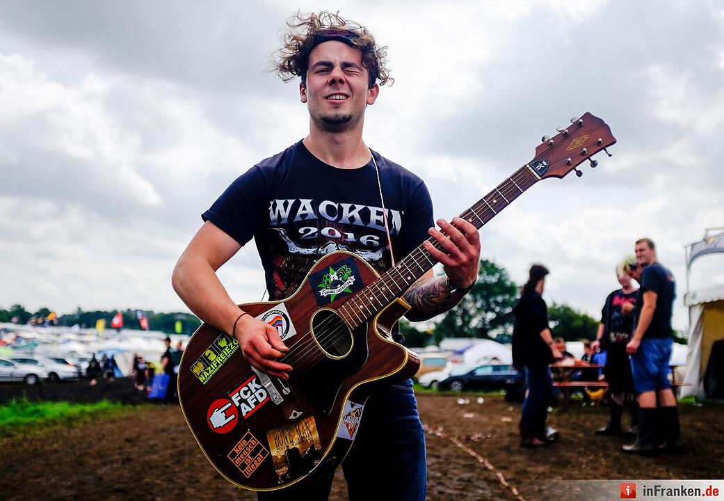 Ein Metal-Fan spielt am 04.08.2016 in Wacken (Schleswig-Holstein) auf dem Gelände des Wacken Open Air Gitarre.