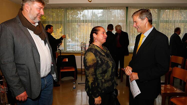 Unter den Gratulanten waren Stadträtin Daniela Reinfelder (BuB) und Klaus Stieringer (SPD), der OB Starke vertrat. Foto: Hoch
