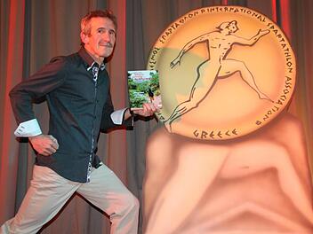 Wie sein Vorbild Pheidippides: Hubert Karl stellte bei der Präsentation seines Buches im Zeiler Kino eine Skulptur des Pheidippides auf die Bühne. Der war vor 2500 Jahren von Athen nach Sparta gelaufen. Hubert Karl hat die Strecke inwischen 20 Mal absolviert.  Foto: Klaus Schmitt