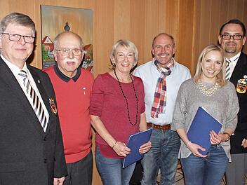 Bei den Ehrungen (von links): VorsitzenderWerner Schneider (40 Jahre),Heinrich M&uuml;ller (60 Jahre), Marion Konrad (25 Jahre), Sportrefetent Achim Ru&szlig;, Melanie Konrad (25 Jahre) und stellvertretender Bezirksvorsitzender Horst Auer Foto: Roland Dietz