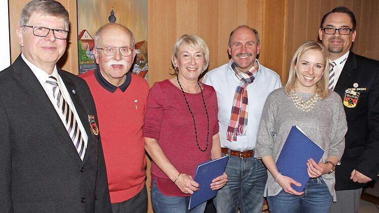 Bei den Ehrungen (von links): VorsitzenderWerner Schneider (40 Jahre),Heinrich M&uuml;ller (60 Jahre), Marion Konrad (25 Jahre), Sportrefetent Achim Ru&szlig;, Melanie Konrad (25 Jahre) und stellvertretender Bezirksvorsitzender Horst Auer Foto: Roland Dietz