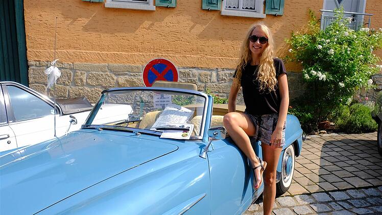 Von unvergänglicher Schönheit ist der Mercedes SL 190. Das findet auch Besucherin Annel aus Lüttich (Belgien).
