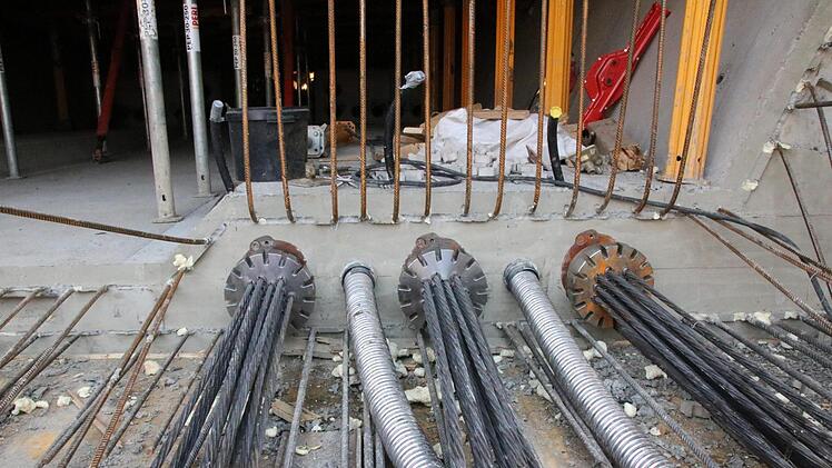 Jede Woche werden 25 Meter Autobahn-Brücke betoniert und übers Tal neben dem Klöffelsberg geschoben. Foto: Ralf Ruppert
