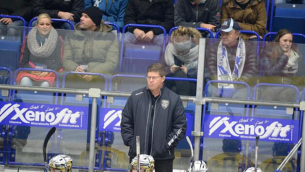 Alles andere als begeistert zeigte sich Tigers-Trainer Sergej Wa&szlig;miller mit der Leistung seiner Mannschaft gegen Ravensburg.  Foto: Peter Mularczyk/ Archiv