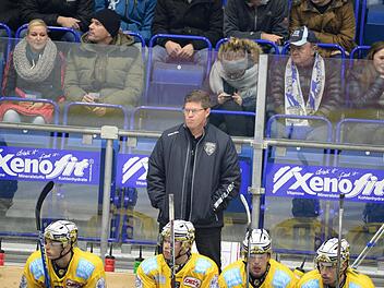 Alles andere als begeistert zeigte sich Tigers-Trainer Sergej Wa&szlig;miller mit der Leistung seiner Mannschaft gegen Ravensburg.  Foto: Peter Mularczyk/ Archiv