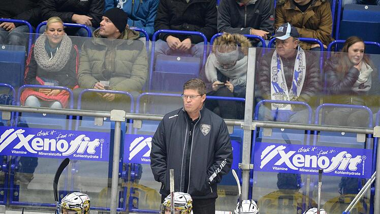 Alles andere als begeistert zeigte sich Tigers-Trainer Sergej Wa&szlig;miller mit der Leistung seiner Mannschaft gegen Ravensburg.  Foto: Peter Mularczyk/ Archiv