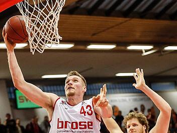 Leon Radosevic (l.) setzt sich im Centerduell gegen John Bryant durch. Kurz vor Spielende foulte der Bamberger Center an der Mittellinie den Gießener Darwin Davis, der sein Team mit drei verwandelten Freiwürfen in die Verlängerung rettete. Foto: Daniel Löb