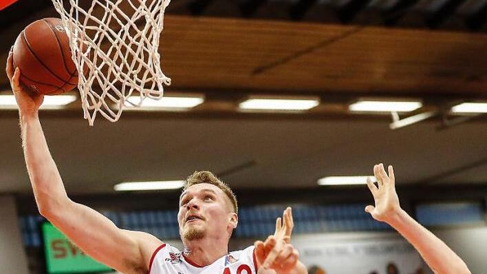 Leon Radosevic (l.) setzt sich im Centerduell gegen John Bryant durch. Kurz vor Spielende foulte der Bamberger Center an der Mittellinie den Gießener Darwin Davis, der sein Team mit drei verwandelten Freiwürfen in die Verlängerung rettete. Foto: Daniel Löb