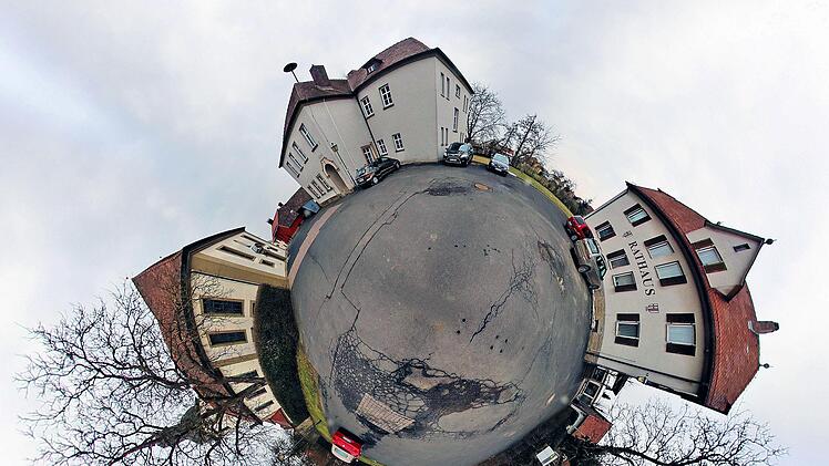 Eine ungewöhnliche Perspektive suchte sich unser Mitarbeiter Dieter Britz für dieses Foto vom Rannunger Rathausplatz.