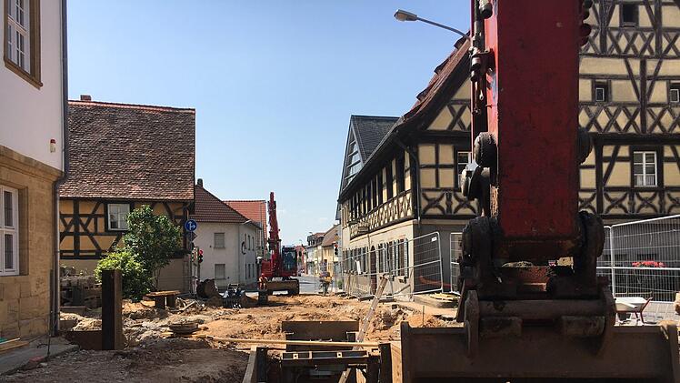 Rund ums Rathaus haben Maschinen das "Sagen", der Verkehr ist ausgebremst, Laufkundschaft bleibt weg, das trifft  Hallstadts Gewerbetreibende im Stadtkern. Foto: Anette  Schreiber
