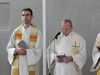 Gemeindereferentin Barbara Voll, Pfarrer Bernhard Wagner aus Köln, der Jubilar Benno Tietz und Pfarrer Edwin Ziegler beim Gottesdienst zum Priesterjubiläum.  Foto: Wolfgang Wimmel