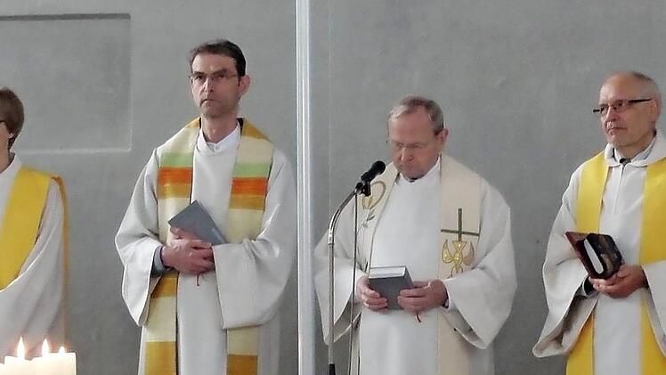 Gemeindereferentin Barbara Voll, Pfarrer Bernhard Wagner aus Köln, der Jubilar Benno Tietz und Pfarrer Edwin Ziegler beim Gottesdienst zum Priesterjubiläum.  Foto: Wolfgang Wimmel