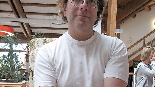 Kalorienbombe? Obermeister Udo Feiler pr&auml;sentiert eine Scheibe Cranberry-Nuss-Stollen. Foto: Monika Sch&uuml;tz