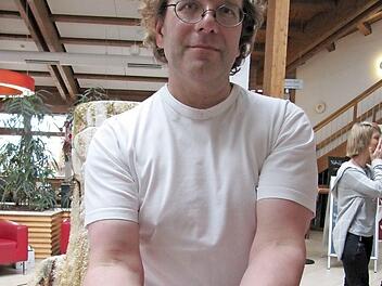 Kalorienbombe? Obermeister Udo Feiler präsentiert eine Scheibe Cranberry-Nuss-Stollen. Foto: Monika Schütz