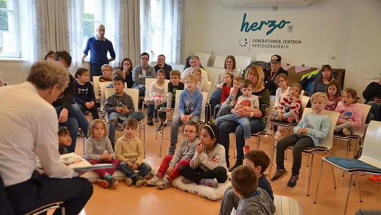 Bürgermeister German Hacker las den Kindern aus der Geschichte der bunten Bande vor.  Fotos: Bernhard Panzer