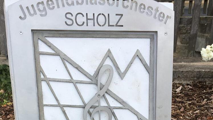 Der schwere Stein, der das Wappen des Orchesters zeigt und eine gravierte Tafel trägt wurde feierlich platziert. Foto: Theresa Kohl