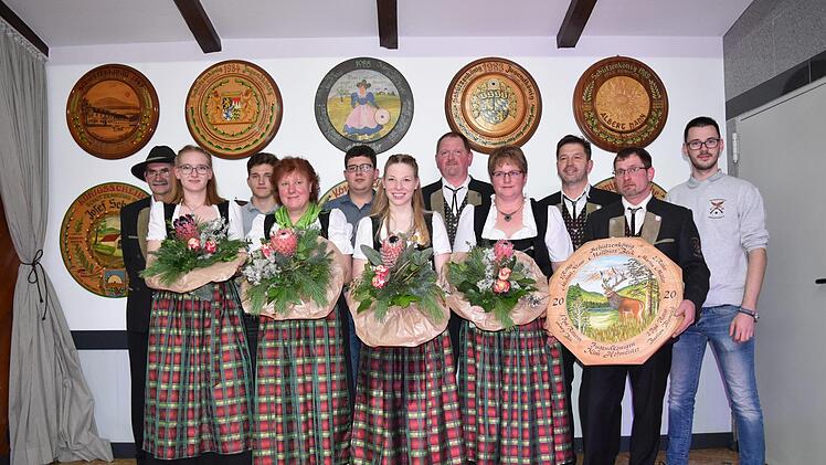 Die erfolgreichen Schützen und Königshäuser freuen sich über ihrer Leistungen (von links): Günter Beck, Lucy Bös, Bastian Blumrich, Sigrid Schroll, Tristan Bayna, Kim Hofmeister, Bruno Bös, Sonja Bös, Michael Klaus, Martin Müller und Dominik Müller. Schützenkönig Matthias Beck konnte leider nicht anwesend sein. Foto: Wolfgang Saam