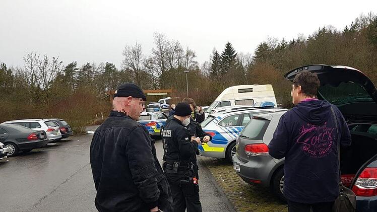 In der N&auml;he von Oberthulba kontrollierte die Polizei verschiedene Fahrzeuge der Teilnehmer. Foto: Susanne Will