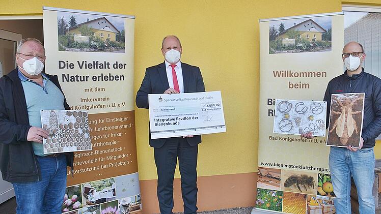 Eine Spende der Sparkasse Bad Neustadt über 2.000 Euro ermöglicht es dem Imkerverein Bad Königshofen drei Tontafeln von einer Künstlerin in Berlin fertigen zu lassen. Mit diesen können blinde Menschen künftig das Leben und Arbeiten, sowie die Biene selbst ertasten. Unser Bild zeigt den Vorsitzenden des Imkervereins Bad Königshofen, Markus Gütlein (links) mit Sparkassen-Gebietsdirektor Peter Lindemann und dem stellvertretenden Vorsitzenden des Imkervereins, Johannes Gräter. Foto: Hanns Friedrich