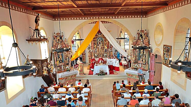 Die Pfarrkirche in Schnaid ist renoviert worden. Pfarrer Matthias Steffel zelebrierte den Gottesdienst.