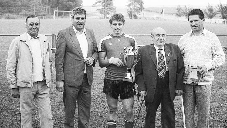 Die Siegerehrung in Wirmsthal nimmt Pokalstifter Alfred Gr&auml;f vor. Unser Bild zeigt (von links) Ortssprecher Bernhard B&uuml;ttner, B&uuml;rgermeister Herbert Huppmann, Manfred Brand (Spielf&uuml;hrer des siegreichen SV Wirmsthal), Alfred Gr&auml;f und SV-Vorsitzenden Edmund Brand.